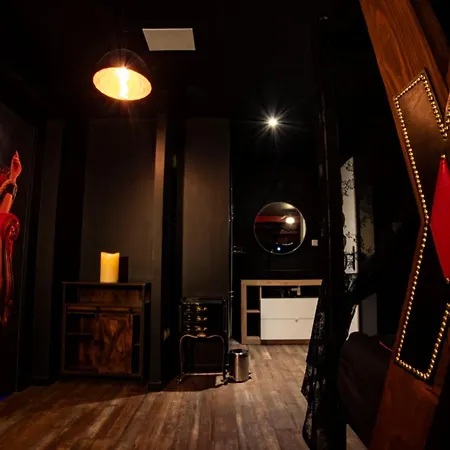 Jacuzzi Sauna Et Donjon - Taniere De-plaisirs Apartment
